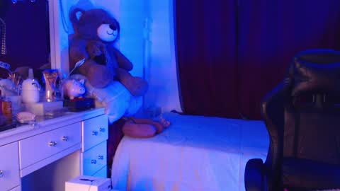 Snapshot of ambersmith98_ chatting on 12-13-24, 02:32 Amber online show from 12-13-24, 02:32