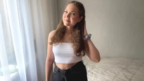 Snapshot of ameeteuscher chatting on 05-14-26, 06:53 Mia online show from 05-14-26, 06:53