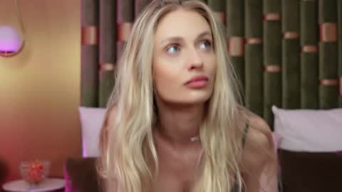 Amelia online show from 01-25-25, 10:40