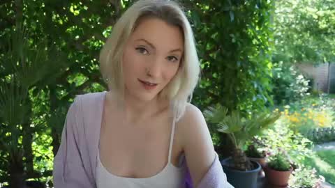 Snapshot of ameliawhitex chatting on 05-20-26, 07:25 Call me Pixie or Amy xxx online show from 05-20-26, 07:25