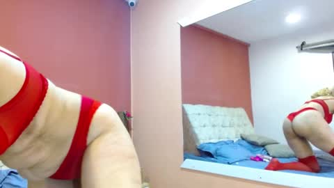 Snapshot of amelielux chatting on 02-11-26, 06:02 Amelie Lux online show from 02-11-26, 06:02