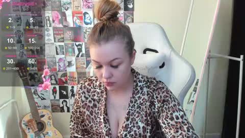 Snapshot of ameliepeach chatting on 05-01-26, 01:43 Amelie online show from 05-01-26, 01:43