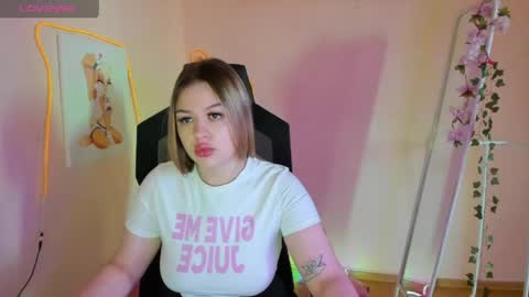 Snapshot of ameliepeach chatting on 05-20-26, 01:34 Amelie online show from 05-20-26, 01:34