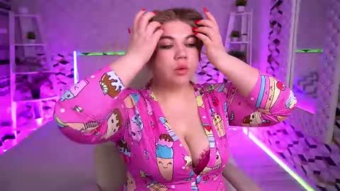 Snapshot of amellywhite chatting on 06-10-26, 01:32 Alina online show from 06-10-26, 01:32