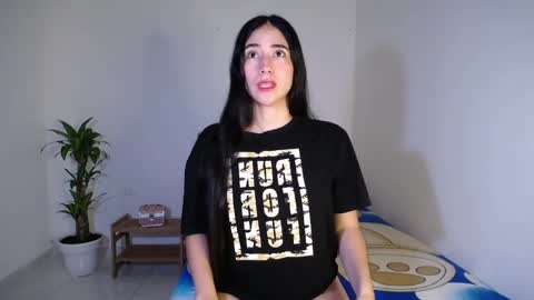 Snapshot of amelycaro chatting on 01-27-25, 04:30 Amely  online show from 01-27-25, 04:30