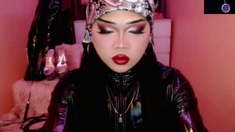 Snapshot of amiadoll chatting on 05-06-26, 06:02 Queen Mireska online show from 05-06-26, 06:02