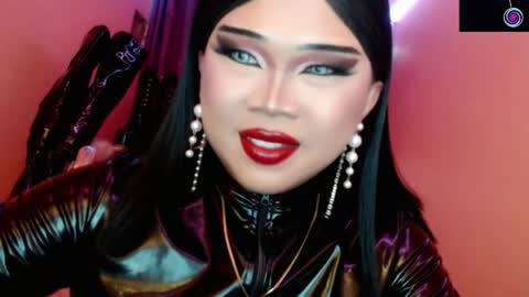Snapshot of amiadoll chatting on 05-09-26, 05:07 Queen Mireska online show from 05-09-26, 05:07