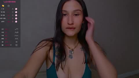 Snapshot of aminegulse chatting on 01-19-26, 01:42 Camilla online show from 01-19-26, 01:42