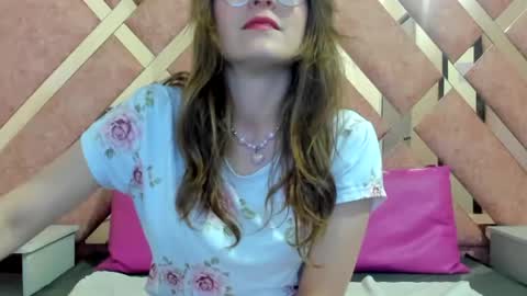 Snapshot of amira_xx2 chatting on 06-26-26, 01:04 amira xx2 online show from 06-26-26, 01:04
