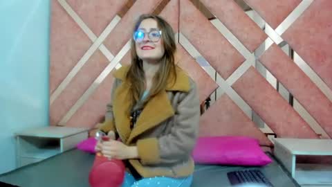 Snapshot of amira_xx2 chatting on 08-09-26, 08:14 amira xx2 online show from 08-09-26, 08:14