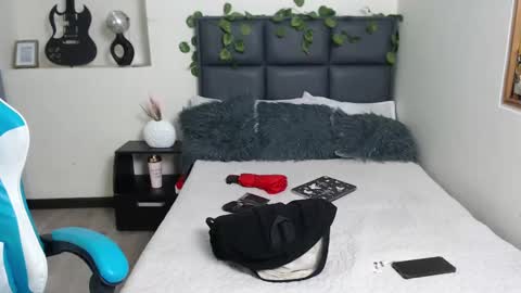 Amnesia online show from 09-25-25, 01:59