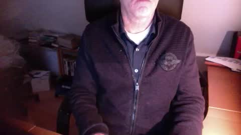 Snapshot of amor2200 chatting on 01-01-25, 02:20 Amor2200 online show from 01-01-25, 02:20