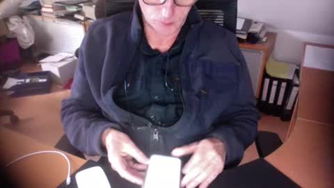 Snapshot of amor2200 chatting on 09-15-25, 05:13 Amor2200 online show from 09-15-25, 05:13