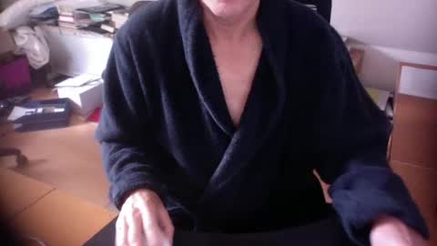 Snapshot of amor2200 chatting on 09-17-25, 07:43 Amor2200 online show from 09-17-25, 07:43