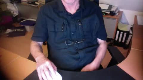 Snapshot of amor2200 chatting on 09-28-25, 06:13 Amor2200 online show from 09-28-25, 06:13