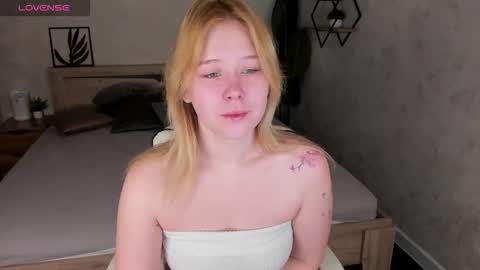 Snapshot of amy_kimberlly chatting on 10-19-25, 11:38 Amy online show from 10-19-25, 11:38
