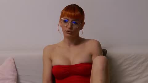 Snapshot of amyhennessy chatting on 03-09-25, 10:19 amyhennessy online show from 03-09-25, 10:19