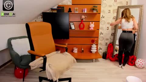 Snapshot of amyrossie chatting on 02-28-25, 01:47 AmyRossie online show from 02-28-25, 01:47