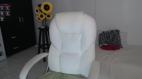 Snapshot of ana_hotmilfx chatting on 03-09-25, 01:04 ANA online show from 03-09-25, 01:04