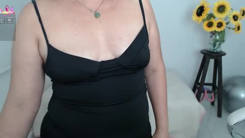 Snapshot of ana_hotmilfx chatting on 09-10-25, 12:43 ANA online show from 09-10-25, 12:43