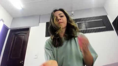 Snapshot of ana_spencerr chatting on 02-04-26, 11:27 Ana online show from 02-04-26, 11:27