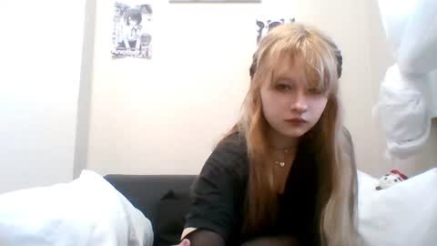 Snapshot of anabelbrando chatting on 06-20-26, 12:36 Malvina online show from 06-20-26, 12:36