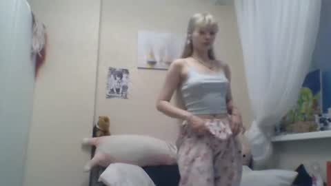 Snapshot of anabelbrando chatting on 07-20-26, 04:42 Malvina online show from 07-20-26, 04:42