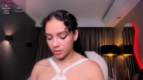 Snapshot of anahi_curlie1 chatting on 05-19-26, 11:05 Anahi Curlie online show from 05-19-26, 11:05