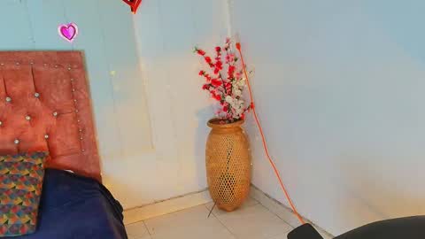 Snapshot of anahiblue04 chatting on 02-18-25, 03:32 Anahi online show from 02-18-25, 03:32