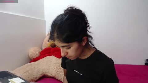 Snapshot of anahibrowns95 chatting on 05-20-26, 10:05 Anahi Browns online show from 05-20-26, 10:05