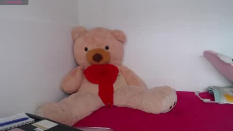Snapshot of anahibrowns95 chatting on 06-12-26, 06:40 Anahi Browns online show from 06-12-26, 06:40