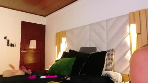 Snapshot of anaise_latif chatting on 09-23-25, 11:35 Anaise online show from 09-23-25, 11:35