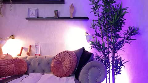 Snapshot of anaise_latif chatting on 10-21-25, 11:33 Anaise online show from 10-21-25, 11:33