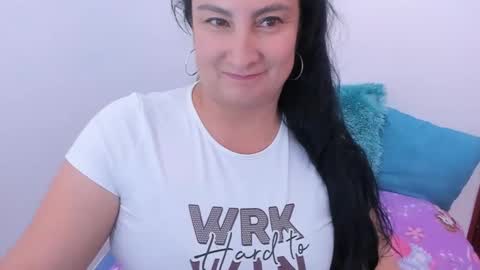 Snapshot of anamaria288 chatting on 11-13-25, 02:27 anamaria288 online show from 11-13-25, 02:27