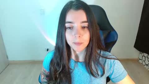 Snapshot of anarosse__ chatting on 02-15-25, 01:21 ana 3 online show from 02-15-25, 01:21