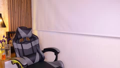 Mia online show from 12-22-25, 12:24