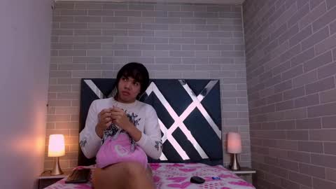 Snapshot of andrea_gill_ chatting on 11-04-25, 12:04 Andres Gil online show from 11-04-25, 12:04