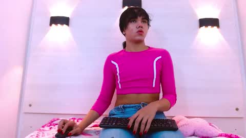 Snapshot of andrea_gill_ chatting on 11-11-25, 12:05 Andres Gil online show from 11-11-25, 12:05