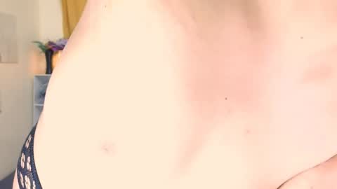 Snapshot of andrea_hot_cummer chatting on 04-21-26, 12:00 dreaa online show from 04-21-26, 12:00