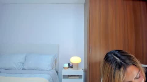 Snapshot of andrea_martini_ chatting on 11-06-25, 01:17 andrea online show from 11-06-25, 01:17