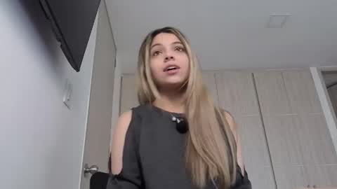 Snapshot of andreau_19 chatting on 04-24-26, 02:08 andreau 19 online show from 04-24-26, 02:08