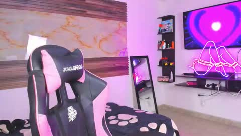 Snapshot of andrees_s chatting on 10-31-25, 01:06 andrees_s online show from 10-31-25, 01:06