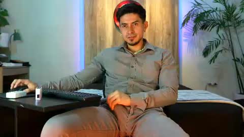 Snapshot of andrew_elliot chatting on 07-16-26, 02:06 Andrew online show from 07-16-26, 02:06