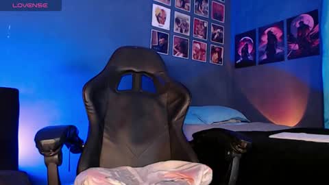 Snapshot of andrew_hoult chatting on 10-10-25, 04:33 Andrew online show from 10-10-25, 04:33