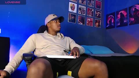 Snapshot of andrew_hoult chatting on 10-16-25, 12:44 Andrew online show from 10-16-25, 12:44