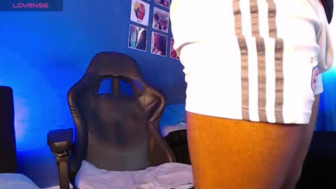 Snapshot of andrew_hoult chatting on 12-05-25, 07:32 Andrew online show from 12-05-25, 07:32