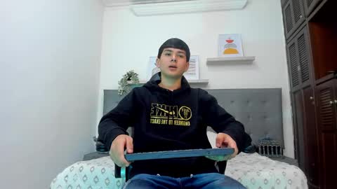 Snapshot of andrew_restrepo chatting on 03-04-26, 03:40 andrew restrepo online show from 03-04-26, 03:40