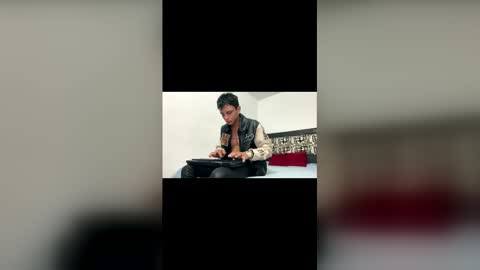 Snapshot of andrewcooper1 chatting on 11-28-25, 04:04 andrew online show from 11-28-25, 04:04