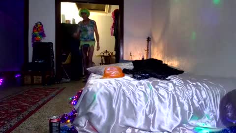 Snapshot of andrewgennie chatting on 12-15-25, 06:17 andrewgennie online show from 12-15-25, 06:17