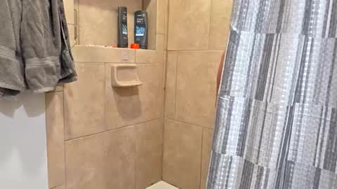 andrewo42601 online show from 11-06-25, 12:44